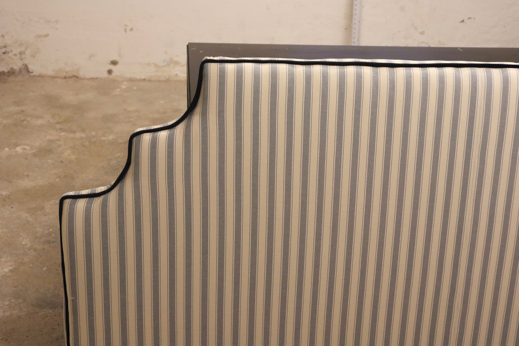 The arch in light blue stripes with black velvet piping.