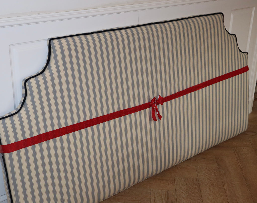 The arch in light blue stripes with black velvet piping.